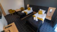 Posteľ alebo postele v izbe v ubytovaní Hotel Nad Czernicą