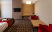 Televízia a/alebo spoločenská miestnosť v ubytovaní Hotel Nad Czernicą