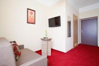 Televízia a/alebo spoločenská miestnosť v ubytovaní Hotel Politański
