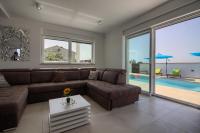 Bazén v ubytovaní Modern villa Nerina with private pool near Pula alebo v jeho blízkosti