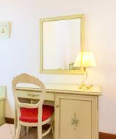 escritorio con silla, lámpara y espejo en Guesthouse Ca&#39; San Marcuola 1, en Venecia