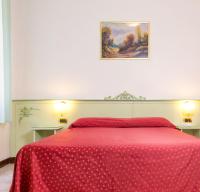 1 dormitorio con 1 cama con colcha roja en Guesthouse Ca&#39; San Marcuola 1, en Venecia