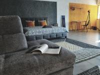 Posezení v ubytování 21 Suites Deluxe Stay Near The Airport