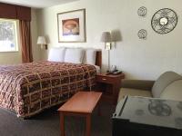 ein Hotelzimmer mit einem Bett und einer Couch in der Unterkunft Budget Inn &amp; Suites Colby in Colby