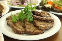 インダヤウにあるTri Hotel Executive Indaialのテーブルの上に置かれた肉と野菜の料理の皿