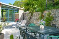 Vonkajšia záhrada v ubytovaní House Mars in Podgora, jacuzzi