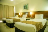 Postel nebo postele na pokoji v ubytování Phoenicia Grand Hotel
