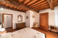 A bed or beds in a room at Fattoria di Cintoia