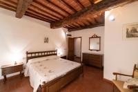 A bed or beds in a room at Fattoria di Cintoia