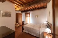 A bed or beds in a room at Fattoria di Cintoia