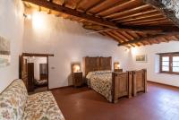 A bed or beds in a room at Fattoria di Cintoia