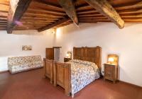 A bed or beds in a room at Fattoria di Cintoia