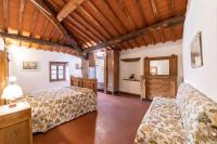 A bed or beds in a room at Fattoria di Cintoia