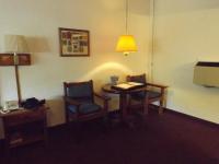Ein Sitzbereich in der Unterkunft Thunderbird Lodge