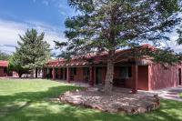 ein Gebäude mit einem Baum davor in der Unterkunft Thunderbird Lodge in Chinle