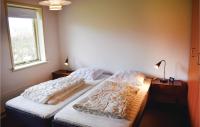Postel nebo postele na pokoji v ubytování Two-Bedroom Holiday Home In Humble