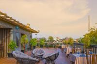 een patio met tafels en stoelen op een balkon bij Won Residence & Spa in Siem Reap