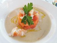 Un plato blanco de comida con un trozo de comida encima. en La Posada de Ojebar Nórdica, en Rasines