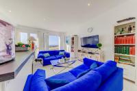 Telewizja i/lub zestaw kina domowego w obiekcie Beachfront Apartment Migjorn Playa by Sealand Villas