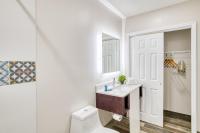 ein Badezimmer mit Toilette, Waschbecken und Spiegel in der Unterkunft Villa 1565 - Saint Augustine in St. Augustine
