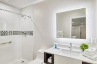ein weißes Badezimmer mit Waschbecken und Spiegel in der Unterkunft Villa 1565 - Saint Augustine in St. Augustine