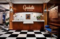 un restaurante con barra y suelo a cuadros en Graduate by Hilton New Haven, en New Haven