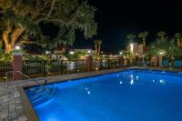 ein Schwimmbad in der Nacht mit einem Zaun in der Unterkunft Villa 1565 - Saint Augustine in St. Augustine