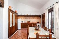 A kitchen or kitchenette at Cortijo Villa La Dehesa