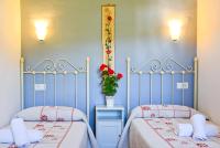 A bed or beds in a room at Casa entre Nerja y Frigiliana