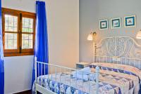 A bed or beds in a room at Casa entre Nerja y Frigiliana
