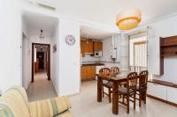 A kitchen or kitchenette at Luminoso apartamento en Cadiz