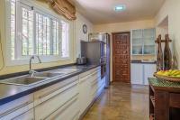 A kitchen or kitchenette at Shangri-la