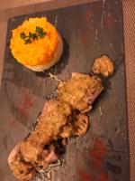 un plato de comida con carne y un huevo en Le Relais de la Chouette, en Berson