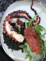 Un plato de comida con carne y verduras encima. en Le Relais de la Chouette, en Berson