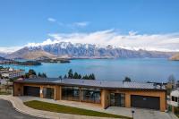 ein Haus mit See- und Bergblick in der Unterkunft Falcon&#39;s View Queenstown in Queenstown