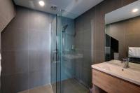 ein Badezimmer mit Glasdusche und Waschbecken in der Unterkunft Falcon&#39;s View Queenstown in Queenstown