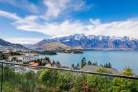 mit See- und Bergblick in der Unterkunft Falcon&#39;s View Queenstown in Queenstown