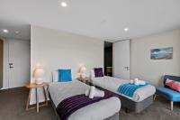 Ein Bett oder Betten in einem Zimmer der Unterkunft Falcon&#39;s View Queenstown