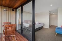 Ein Bett oder Betten in einem Zimmer der Unterkunft Falcon&#39;s View Queenstown