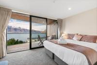 Ein Bett oder Betten in einem Zimmer der Unterkunft Falcon&#39;s View Queenstown