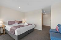 Ein Bett oder Betten in einem Zimmer der Unterkunft Falcon&#39;s View Queenstown