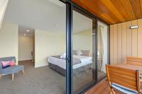 Ein Bett oder Betten in einem Zimmer der Unterkunft Falcon&#39;s View Queenstown