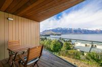 eine Veranda mit einer Bank und Blick auf das Wasser in der Unterkunft Falcon&#39;s View Queenstown in Queenstown