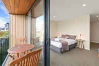 Ein Bett oder Betten in einem Zimmer der Unterkunft Falcon&#39;s View Queenstown
