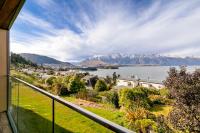 ein Blick auf das Wasser vom Balkon eines Hauses in der Unterkunft Falcon&#39;s View Queenstown in Queenstown