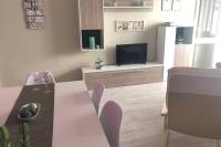 Televízia a/alebo spoločenská miestnosť v ubytovaní CITY CENTER BIG APARTMENT-FAMILY & FRIENDS-5 Beds