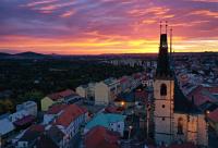 Východ nebo západ slunce při pohledu z hotelu nebo okolí