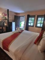 Postel nebo postele na pokoji v ubytování The Krabi Forest Homestay