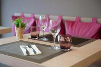 einen Tisch mit vier Weingläsern darüber in der Unterkunft L'Espadon in Saint-Jean-de-Monts