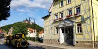 un pequeño tren estacionado frente a un edificio en Boutiquehotel Schloßpalais, en Wernigerode